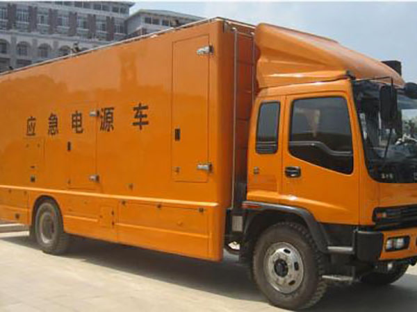 平桥冬季柴油发电机启动前，如何检查燃油系统中的积水？